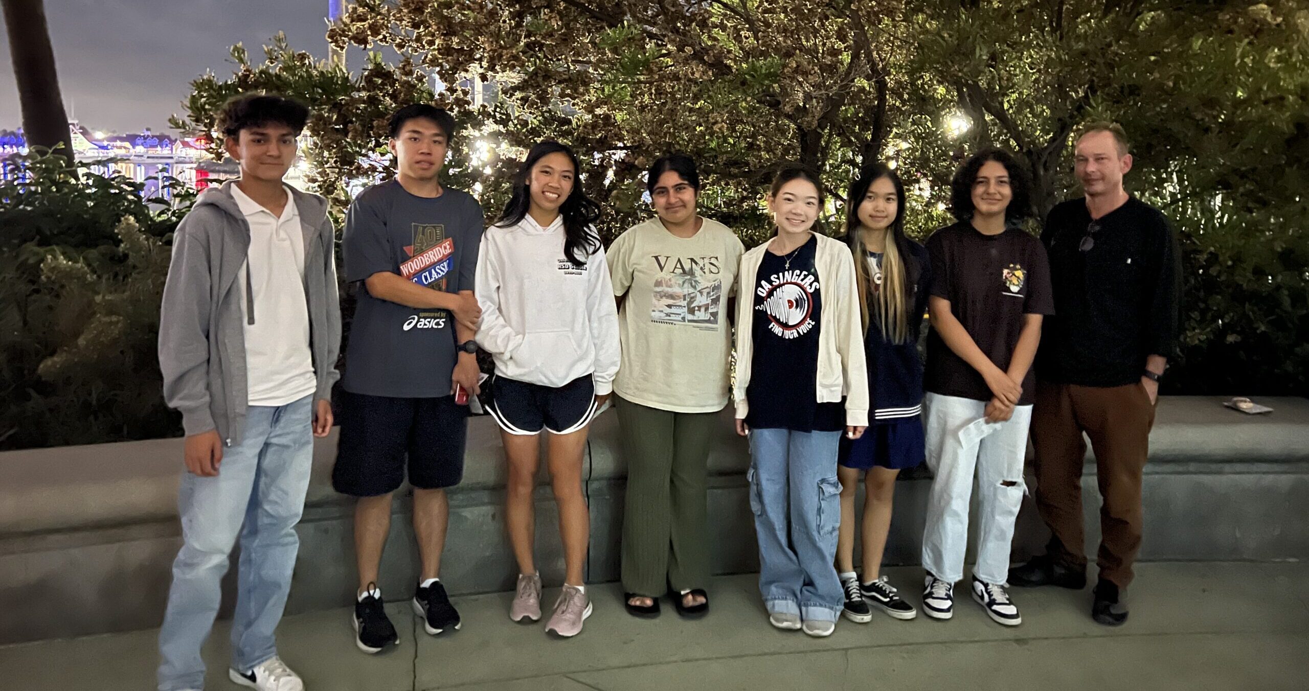 Students and teacher in front of Aquarium of the Pacific
