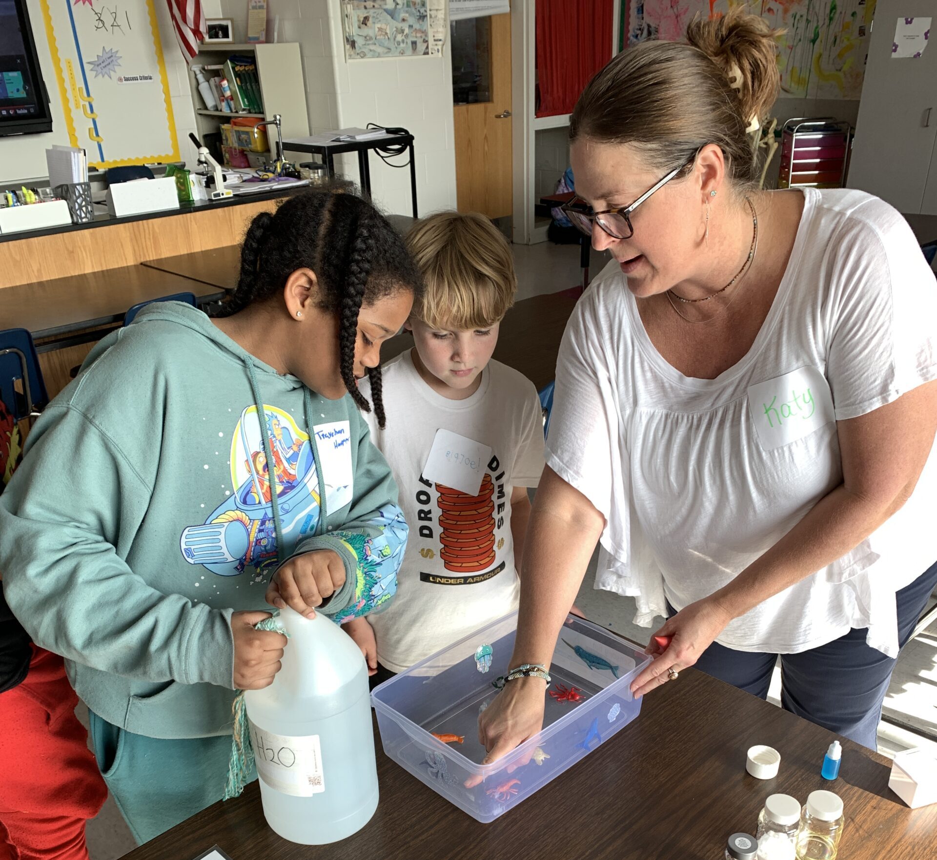 Smith educates beachgoers about marine debris during a summer 2024 outreach event.